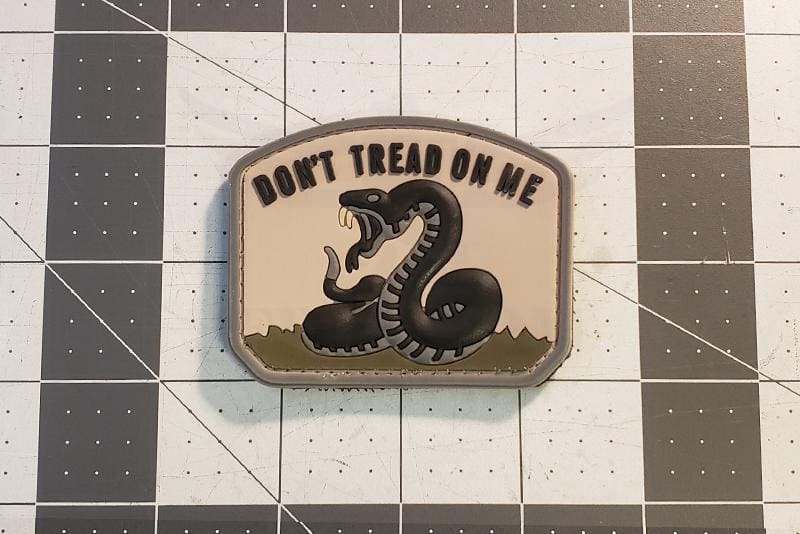 Confezione da 2 adesivi riflettenti a raggi infrarossi Don't Tread On Me Snake Patch – Milltary Tactical ricamati Morale Badages Appliques – Patch di fissaggio con gancio e anello (multicolore Confezione da 2 adesivi riflettenti a raggi infrarossi Don't Tread On Me Snake Patch – Milltary Tactical ricamati Morale Badages Appliques – Patch di fissaggio con gancio e anello (multicolore